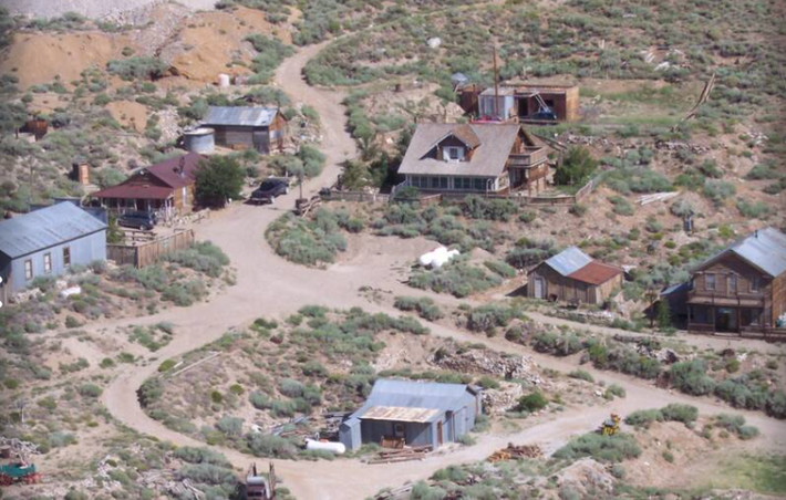 Cerro Gordo, nằm ở độ cao 2.590 mét so với mực nước biển, từng là một thị trấn khai thác mỏ thịnh vượng ở California, Mỹ. Ảnh: ATI.
