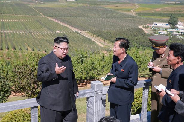 Trong ảnh, ông Kim Jong-un ra các chỉ thị cho cấp dưới sau khi thăm vườn trái cây.