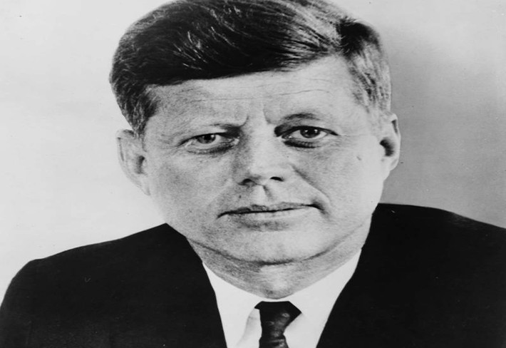 Ngoài các chất kích thích, John F. Kennedy cũng từng sử dụng anabolic steroid, thuốc chứa chất tổng hợp liên quan đến testosterone hay các hormone sinh dục nam, để điều trị căn bệnh Addison. Đây chỉ là một trong nhiều căn bệnh mà vị cựu tổng thống mắc phải nhưng được giấu kín. Ảnh: ATI.