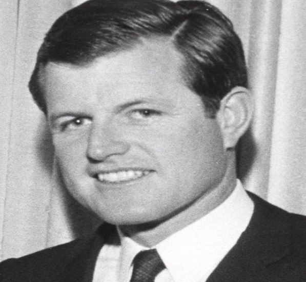 Năm 1969, Thượng nghị sĩ Ted Kennedy đã khiến nhân viên chiến dịch vận động tranh cử Mary Jo Kopechne (28 tuổi) thiệt mạng sau khi chiếc ô tô do ông điều khiển lao ra khỏi một cây cầu trên đảo Chappaquiddick, bang Massachusetts. Được biết, Ted chỉ bị án tù treo hai tháng sau cái chết của Mary. Ảnh: ATI.