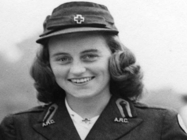 Kathleen Kennedy (ảnh), em gái của cựu Tổng thống Mỹ John F. Kennedy, đã khiến cả gia đình “sốc” khi kết hôn với một người đàn ông theo đạo Tin Lành. Đám cưới của bà chỉ có duy nhất người anh trai là Joseph Patrick "Joe" Kennedy Jr. tới dự. Ảnh: ATI.