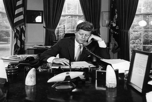 Theo một cuốn tiểu sử của cựu Đệ nhất phu nhân Mỹ Jackie Kennedy, trong lần bất ngờ đến văn phòng của chồng, bà đã bắt gặp John F. Kennedy - khi đó còn là Thượng nghị sĩ - thân mật với một người phụ nữ có tên Peggy Ashe ngay trong phòng làm việc. Ảnh: ATI.