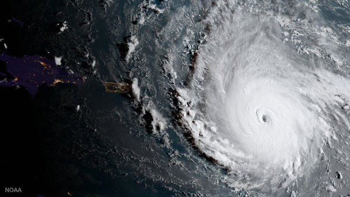 Florida đã ban bố tình trạng khẩn cấp trong khi người dân bắt đầu tích trữ nhu yếu phẩm. Ảnh vệ tinh chụp bão Irma hôm 5/9 được công bố bởi Cơ quan Kiểm soát Đại dương và Khí tượng Mỹ (NOAA). Bão Irma đã được nâng lên cấp 5, cấp "cực kỳ nguy hiểm", và là cấp cao nhất trong thang cảnh báo bão Đại Tây Dương. Ảnh: AP.