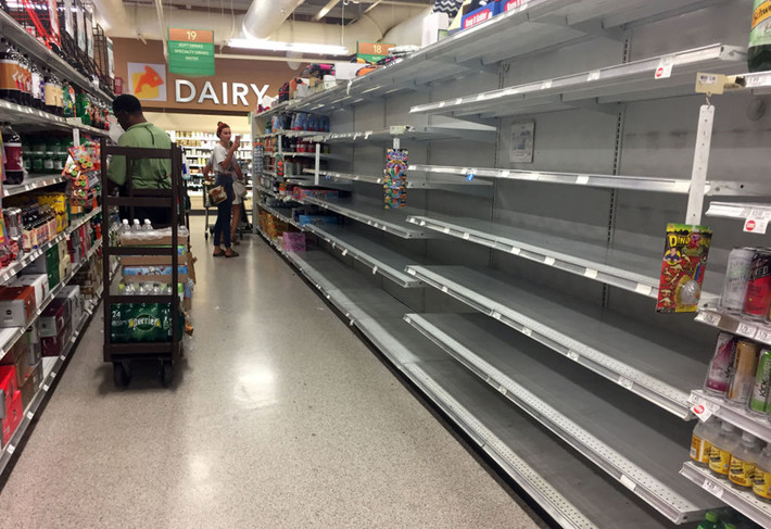 Đồ hộp và nước đóng chai bị vét sạch tại một cửa hàng tiện lợi ở Florida, Mỹ. Nằm trên vùng được dự báo sẽ chịu ảnh hưởng trực tiếp của siêu bão Irma, chính quyền Florida đã ban bố tình trạng khẩn cấp trên toàn tiểu bang ngay từ hôm 4/9. "Đường đi chính xác của bão hiện vẫn chưa được xác định. Tuy nhiên, thời tiết có thể thay đổi trong chớp mắt, vì vậy chúng ta nên chuẩn bị cho tình huống xấu nhất", Thống đốc bang Florida Rick Scott cho biết. Ảnh: Reuters.