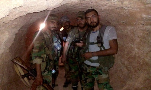 Các binh sĩ Syria đứng trong một đường hầm ở Đông Homs. Ảnh: FNA.