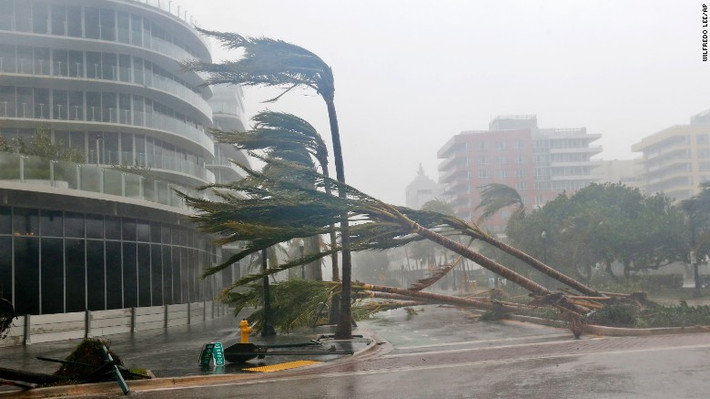 Ít nhất 3 người thiệt mạng, trong đó có 1 nạn nhân ở quần đảo Florida Keys, sau khi bão Irma đổ bộ vào Florida. Ảnh: Cây đổ chắn ngang đường ở thành phố Miami Beach, bang Florida. Ảnh: CNN.