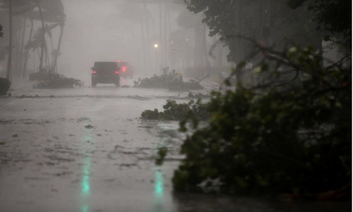Cảnh tượng ngổn ngang trên đường Ocean Drive ở thành phố Miami Beach, bang Florida, ngày 10/9. Ảnh: Reuters.