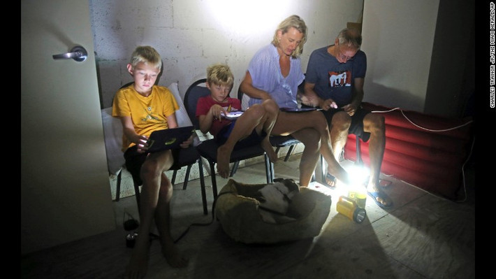 Gia đình Blinckman trong “nơi trú ẩn” khi bão Irma càn quét qua Key West, Florida, ngày 10/9. Ảnh: CNN.