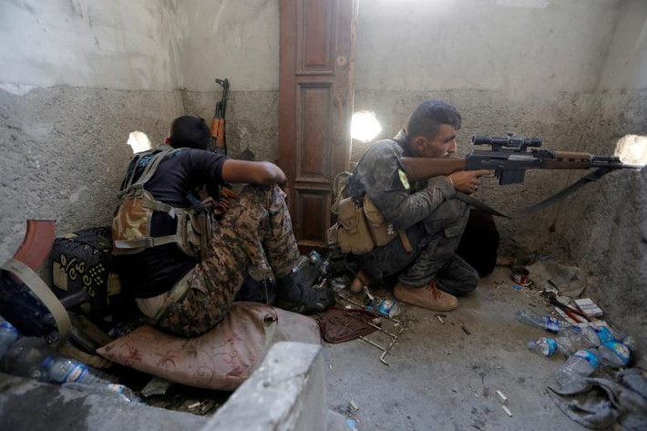 Nguồn tin cho hay, các chiến binh SDF đã giành quyền kiểm soát 80% diện tích Raqqa từ tay phiến quân IS. “Chúng tôi có thể nói rằng 80% thành phố Raqqa đã được giải phóng”, trích thông báo của lực lượng người Kurd. Ảnh: Reuters.