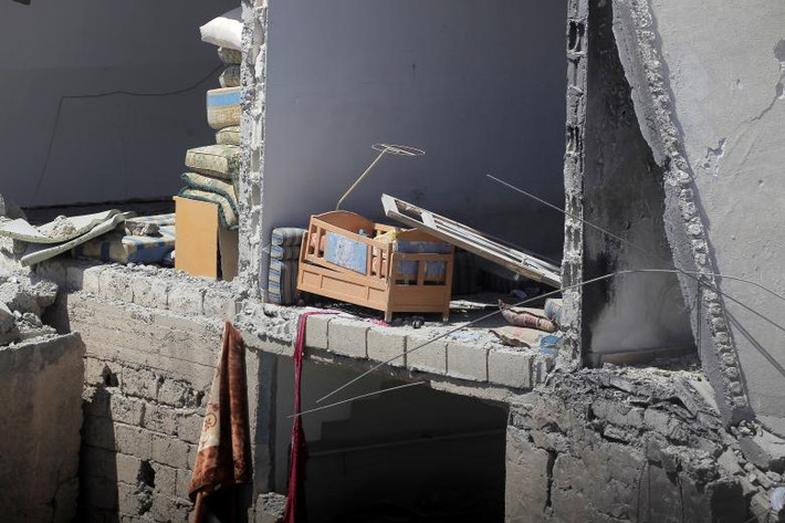 Một ngôi nhà bị phá hủy trong các cuộc giao tranh tại Raqqa. Ảnh: Reuters.