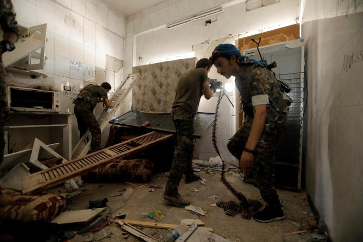 Dư luận vẫn chưa rõ liệu lực lượng SDF có thể giải phóng toàn bộ thành phố Raqqa vào trước cuối tháng 9/2017 hay không. Ảnh: Reuters.