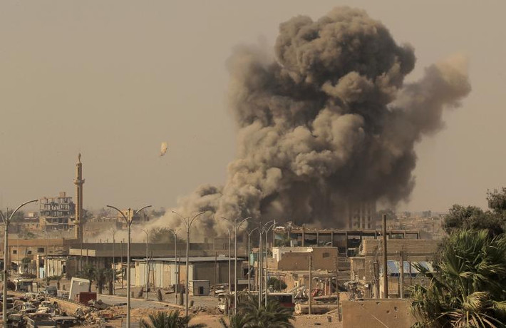 Khói bụi mù mịt bốc lên sau cuộc không kích tại một địa điểm ở Raqqa, nơi vốn được coi là “thủ phủ” của tổ chức khủng bố IS tại Syria. Ảnh: Reuters.