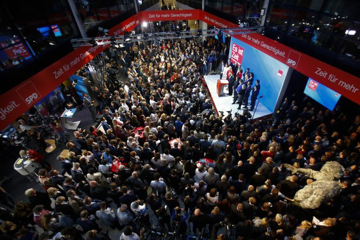 Thủ lĩnh SPD Martin Schulz phát biểu trước những người ủng hộ sau cuộc bầu cử Đức tại trụ sở của đảng này ở Berlin. Ảnh: Reuters.