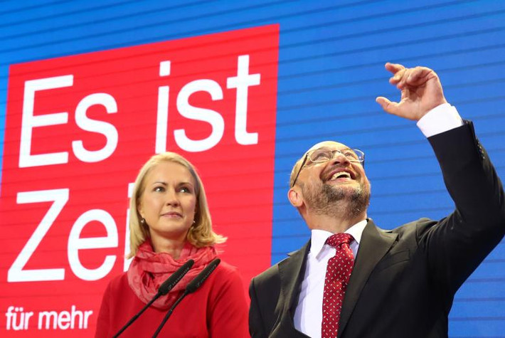 Ông Martin Schulz vui mừng sau cuộc bầu cử. Được biết, Đảng Xã hội Dân chủ (SPD) xếp ở vị trí thứ hai, với 20,8% số phiếu ủng hộ, tương đương 152 ghế trong Quốc hội. Ảnh: Reuters.
