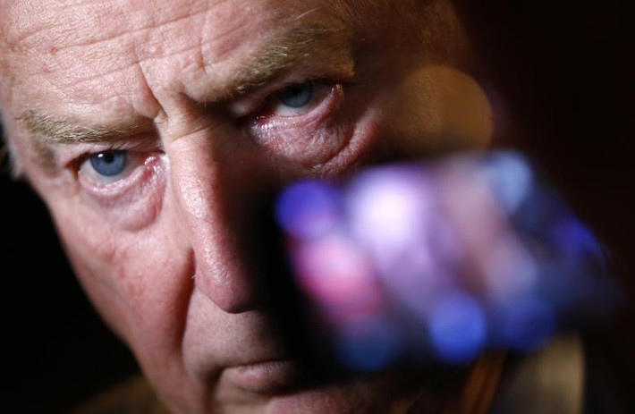 Nét mặt của Alexander Gauland, ứng cử viên hàng đầu của đảng cực hữu chống nhập cư “Alternative für Deutschland” (AfD), trong cuộc phỏng vấn sau kết quả thăm dò cử tri tại Berlin. Được biết, đảng này đã giành được hơn 12,5% số phiếu ủng hộ. Ảnh: Reuters.