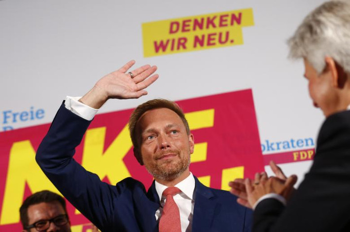 Phản ứng của lãnh đạo đảng Dân chủ Tự do (FDP) Christian Lindner sau kết quả thăm dò cử tri vừa rời phòng bỏ phiếu tại Berlin. Đảng FDP giành được 10,4% số phiếu ủng hộ. Ảnh: Reuters.