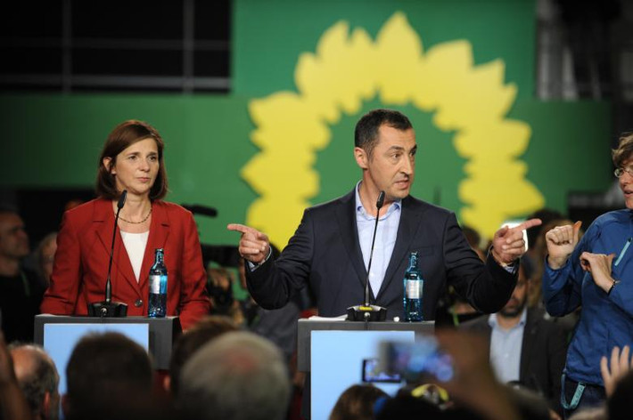 Thủ lĩnh Liên minh 90/Đảng Xanh Cem Ozdemir (phải) và chính trị gia Katrin Goering Eckardt phát biểu trước đám đông người ủng hộ ở thủ đô Berlin. Ảnh: Reuters.