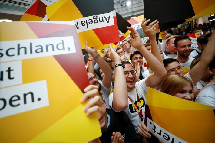 Những người ủng hộ CDU vui mừng ở thủ đô Berlin. Ảnh: Reuters.