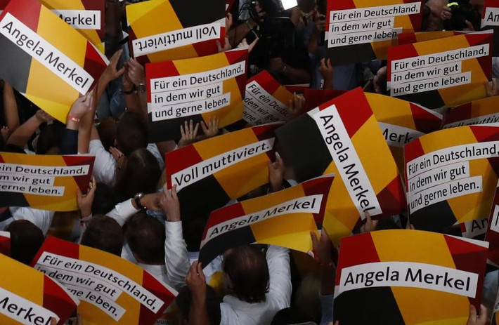 Những người ủng hộ bà Merkel tập trung tại một địa điểm ở Berlin, Đức. Ảnh: Reuters.