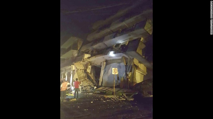 Tòa nhà cao tầng sắp đổ sập ở Matias Romero, Mexico, sáng ngày 8/9. Ảnh: CNN.