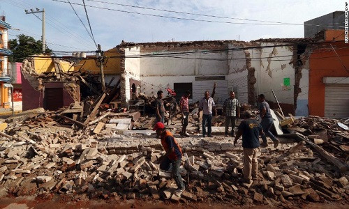 Ngoài ra, Tổng thống Mexico Peña Nieto cho hay, do ảnh hưởng của trận động đất, nhiều tòa nhà đã bị đổ sập, khoảng 1,85 triệu gia đình lâm vào cảnh mất điện. Ảnh: Một tòa nhà đổ sập ở Juchitan ngày 8/9. Ảnh: CNN.