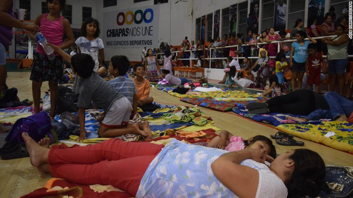 Người dân ở Tapachula, Mexico, phải đi lánh nạn khi động đất xảy ra. Ảnh: CNN.