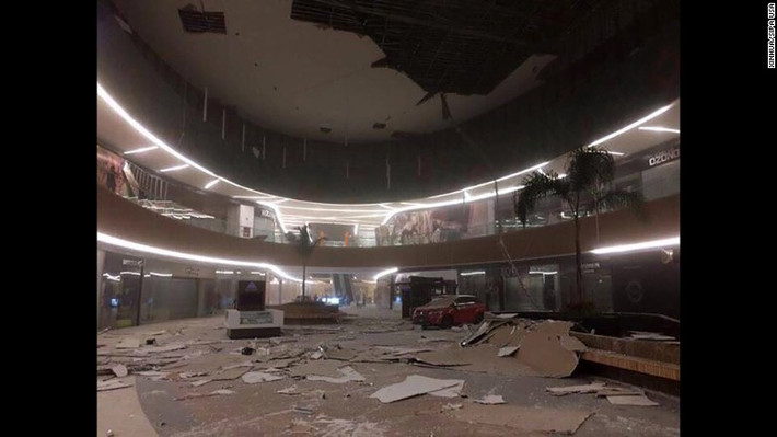 Cảnh đổ nát bên trong một trung tâm mua sắm ở Tuxtla Gutierrez, Mexico. Ảnh: CNN.