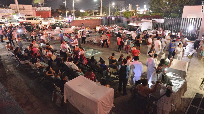 Các nhân viên y tế và bệnh nhân chờ bên ngoài sau khi bệnh viện được sơ tán ở Villahermosa, Mexico. Ảnh: CNN.