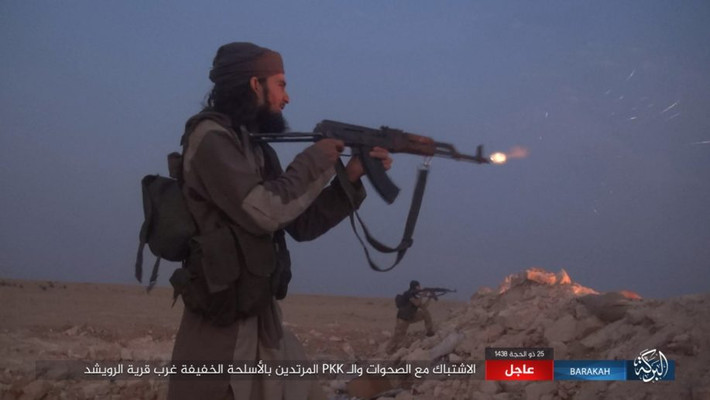 “Tổ chức khủng bố IS đã đột kích lực lượng SDF trên đoạn đường từ Hasakah tới Deir Ezzor nhằm cắt đứt tuyến tiếp vận của người Kurd”, nguồn tin cho hay. Ảnh: AMN.