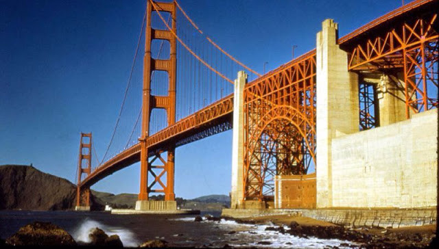 Cầu Cổng Vàng ở San Francisco hồi những năm 1950. Ảnh: VT.
