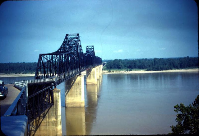 Cây cầu bắc qua sông gần Vicksburg, bang Mississippi. Ảnh: VT.