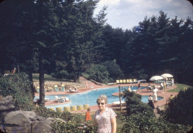 Bể bơi bên trong khách sạn Grove Park Inn ở Asheville, North Carolina. Ảnh: VT.