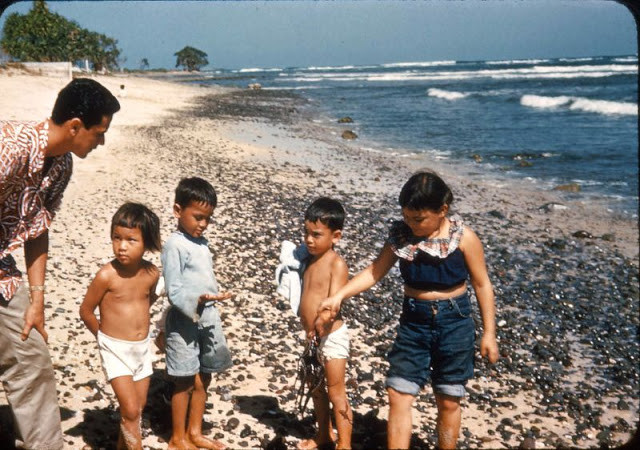 Các em nhỏ trên bãi biển Hawaii hồi thập niên 1950. Ảnh: VT.