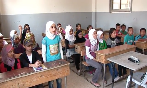 Các em học sinh Syria bắt đầu năm học mới tại thành phố Deir Ezor sau khi nơi này được giải vây. Ảnh: RT.