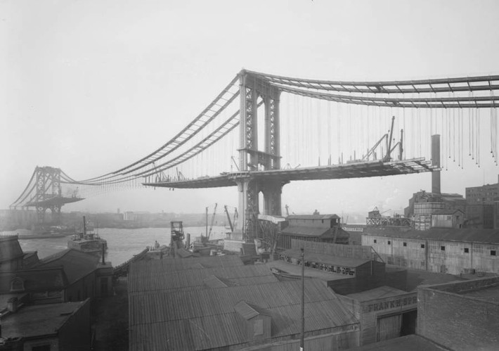 Cầu Brooklyn đang trong quá trình xây dựng hơn 100 năm trước. Ảnh: ATI.