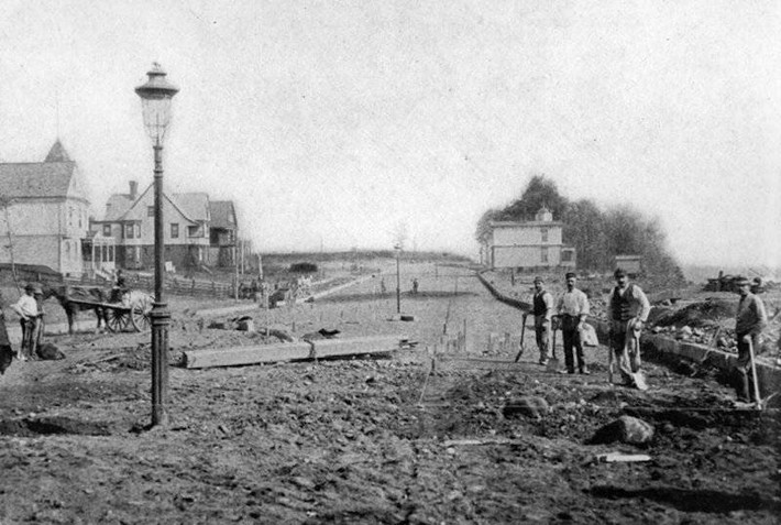 Những người công nhân đang mở rộng đại lộ Eastern Parkway ở New York năm 1896. Ảnh: ATI.