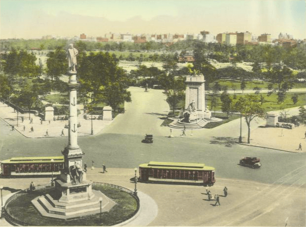 Những chiếc xe di chuyển trên đường phố tại một vùng lân cận ở thành phố New York năm 1900. Ảnh: ATI.