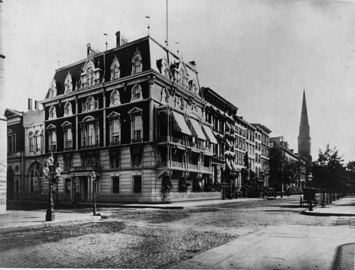 Tòa nhà Leonard W. Jerome, một chuyên gia tài chính, ở thành phố New York năm 1877. Được biết, Jerome là một trong những người giàu nhất và có ảnh hưởng nhất ở thành phố New York trong khoảng thời gian từ giữa đến cuối thế kỷ 19. Ảnh: ATI.