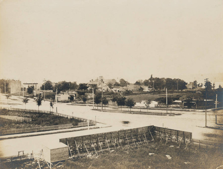 Con đường vắng bóng người qua lại ở thành phố New York năm 1883. Ảnh: ATI.