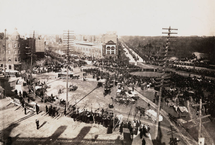 Cảnh đông đúc tại giao lộ Broadway với Đại lộ Amsterdam năm 1883. Ảnh: ATI.