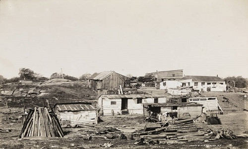 Một vài ngôi nhà lụp xụp “mọc” lên ở thành phố New York năm 1894. Ảnh: ATI.
