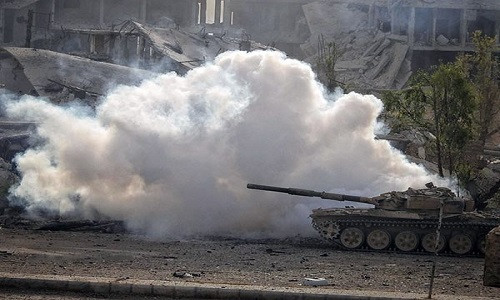 Hãng Fars (Iran) đưa tin, quân đội Syria tấn công dữ dội các căn cứ của nhóm khủng bố ở phía đông thủ đô Damascus hôm 25/9. Ảnh: FNA.