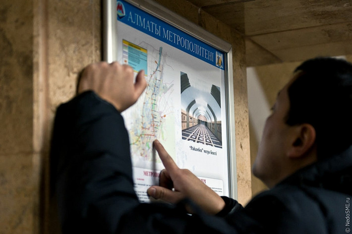 Người đàn ông xem sơ đồ trong hệ thống Almaty Metro. Ảnh: ER.