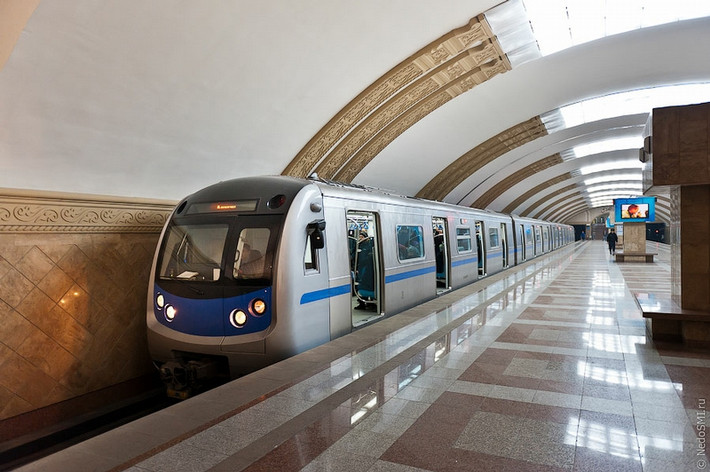 Đoàn tàu di chuyển trong nhà ga tàu điện ngầm Almaty Metro. Ảnh: ER.