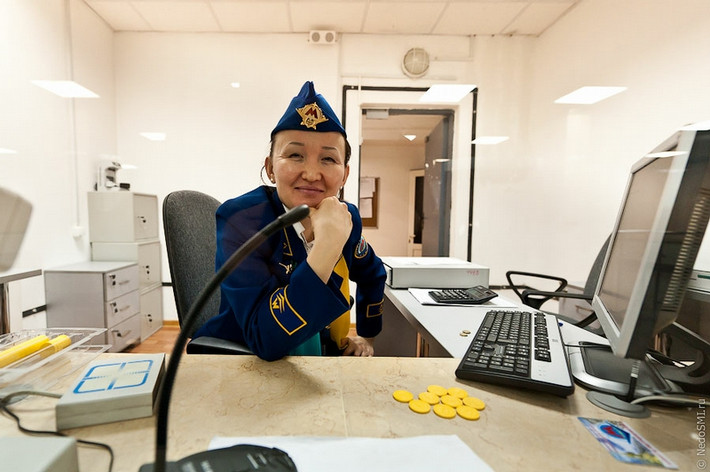 Nữ nhân viên làm việc trong ga tàu điện ngầm ở Kazakhstan. Ảnh: ER.