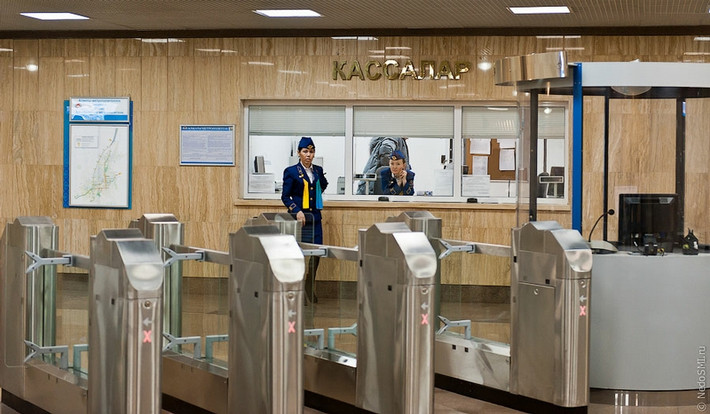 Những nhân viên mặc đồng phục làm việc tại hệ thống tàu điện ngầm Almaty Metro. Ảnh: ER.