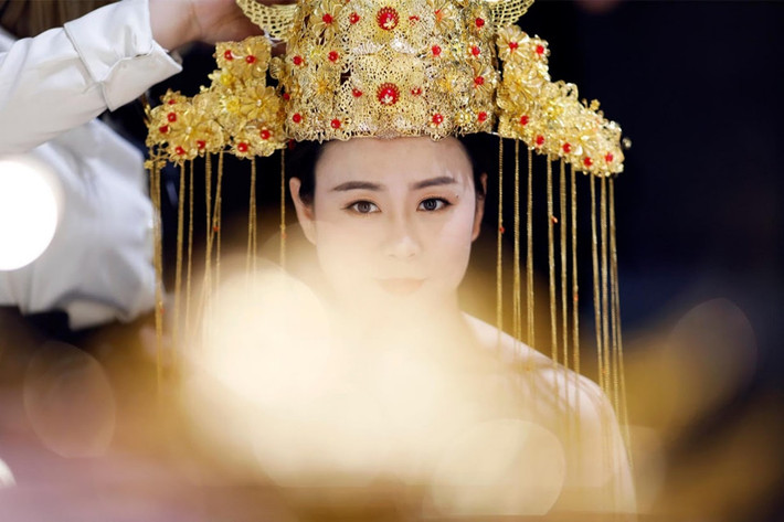 Golden Ladies, một trong những studio ảnh cưới mở cửa liên tục ở Bắc Kinh đón khoảng 75 cặp đôi trong một ngày vào mùa cao điểm. Một số cặp đôi phải đợi hàng tháng mới có suất chụp tại studio.