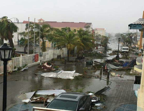 Đường phố ngổn ngang trên đảo St.Martin sau khi cơn bão Irma quét qua. Ảnh: Twitter.