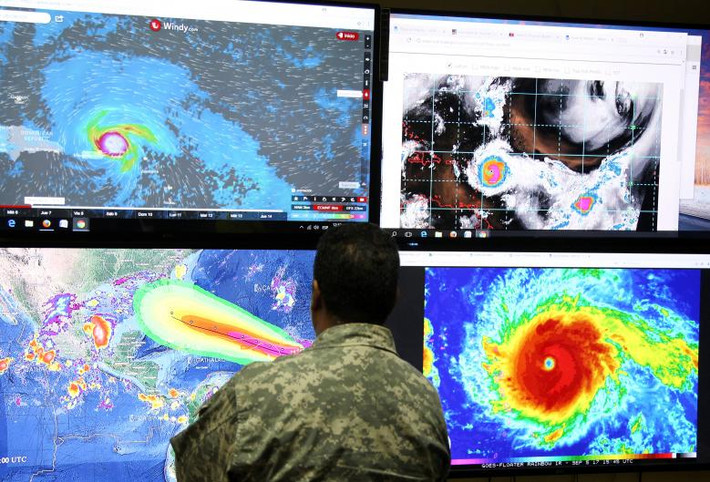 Một nhân viên ở Santo Domingo đang theo dõi đường đi của bão Irma. Ảnh: Reuters.