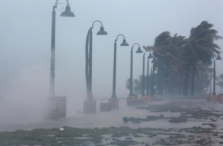 Siêu bão Irma mang theo gió mạnh và mưa lớn tấn công Fajardo, Puerto Rico. Ảnh: Reuters.